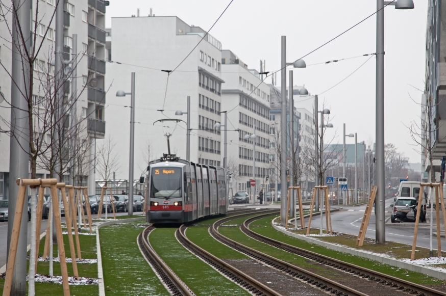 Zug der Linien 25 in Kagran, neue Strecke durch die Tokiostraße, Dez 2012, Type B-Ulf