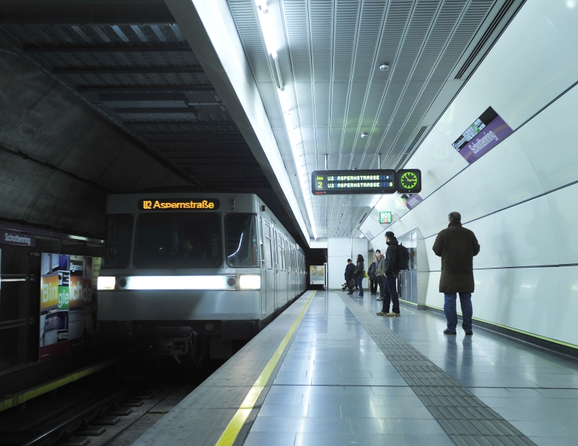 Silberpfeil der Linie U2 bei der Einfahrt in die Station Schottenring.