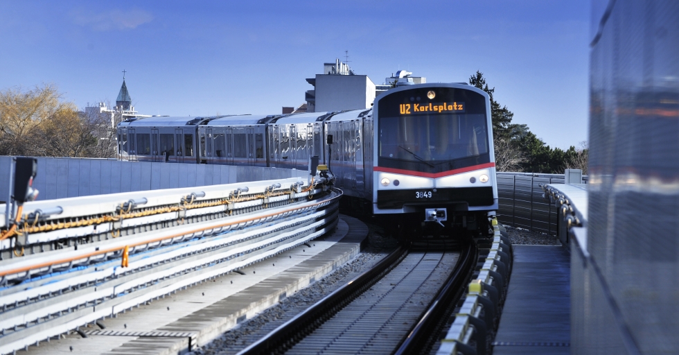 U-Bahn Zugder Linie U2 auf offener Strecke nahe der Station Donauspital.