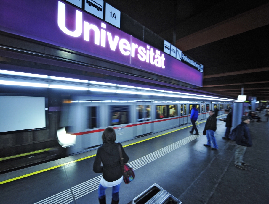 V-Zug bei der Einfahrt in die Station Schottentor