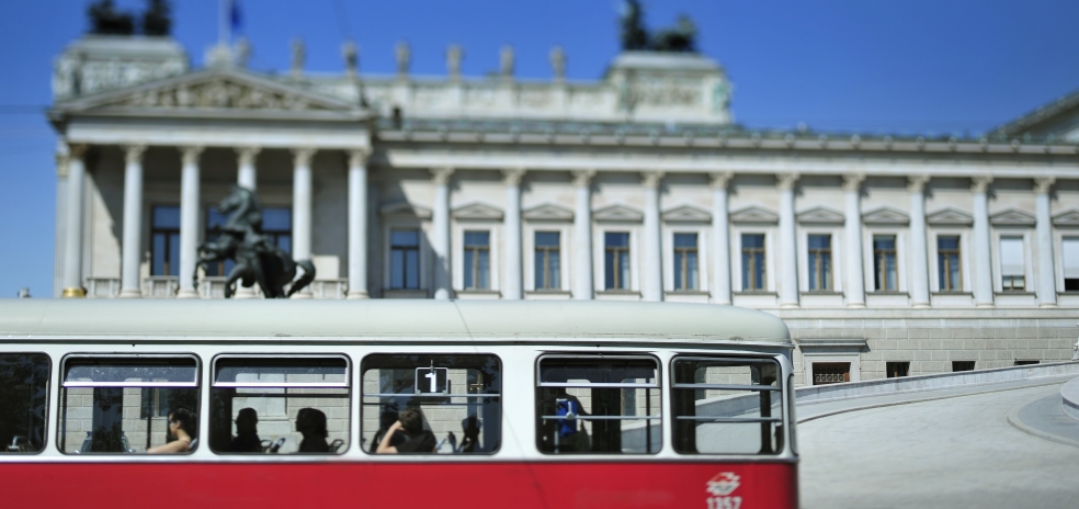 Straßenbahn der Linie 1 auf der Ringstraße vor dem Parlament.