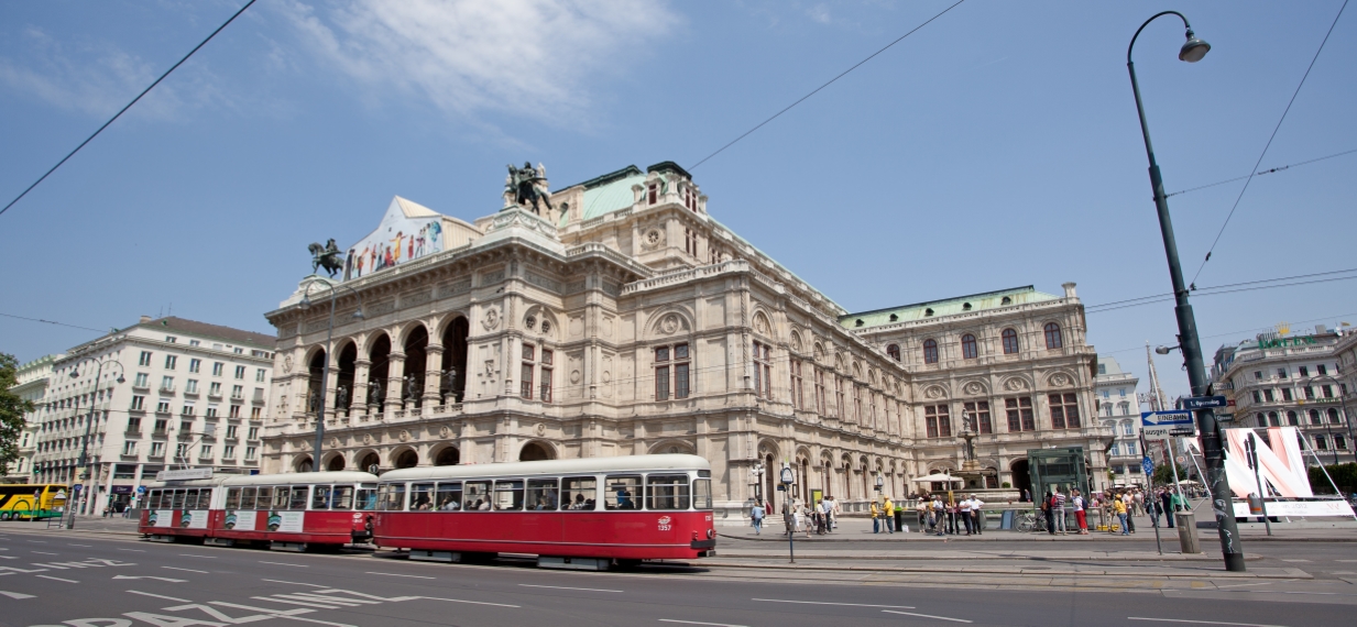 Linie 2 am Kärntnerring  vor der Oper mit der Type E1-c4, Mai 2012