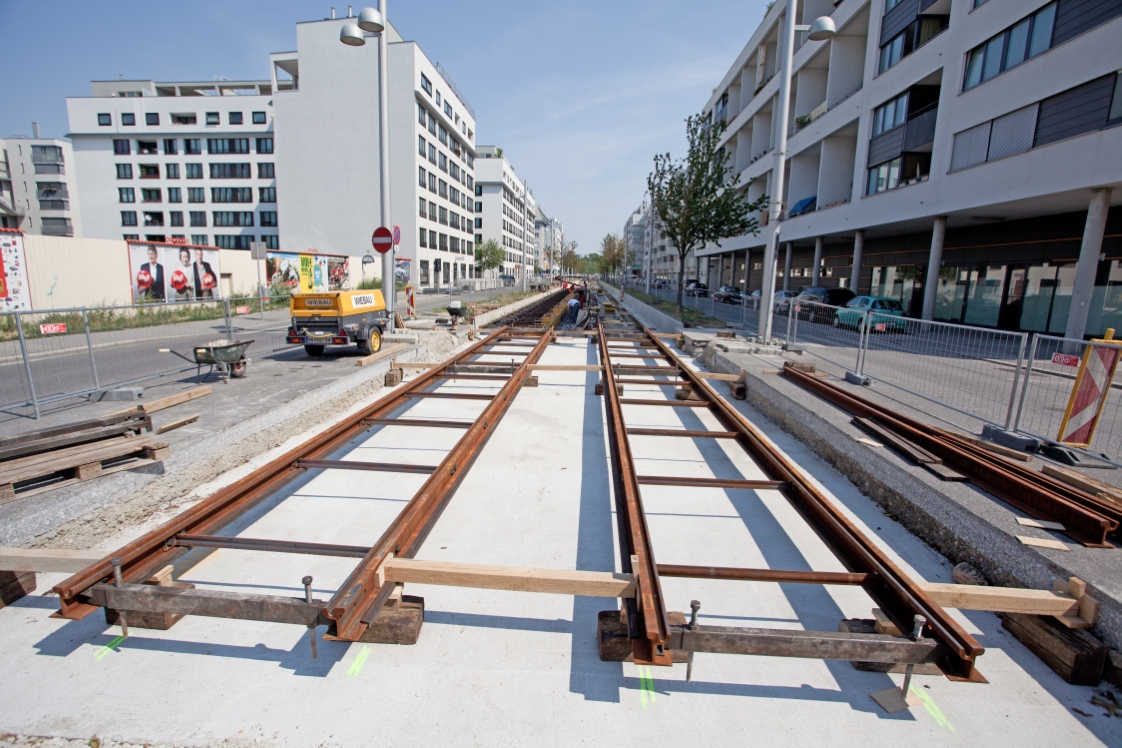 Bauarbeiten Verbindungsstrecke Tokiostraße in Kagran, Erste Schienen liegen, Juni 2012