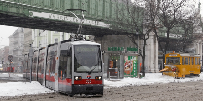 Linie 41 mit ULF Type B (720) im Winter bei der Währingerstraße mit einem Schneepflug der Type LH.