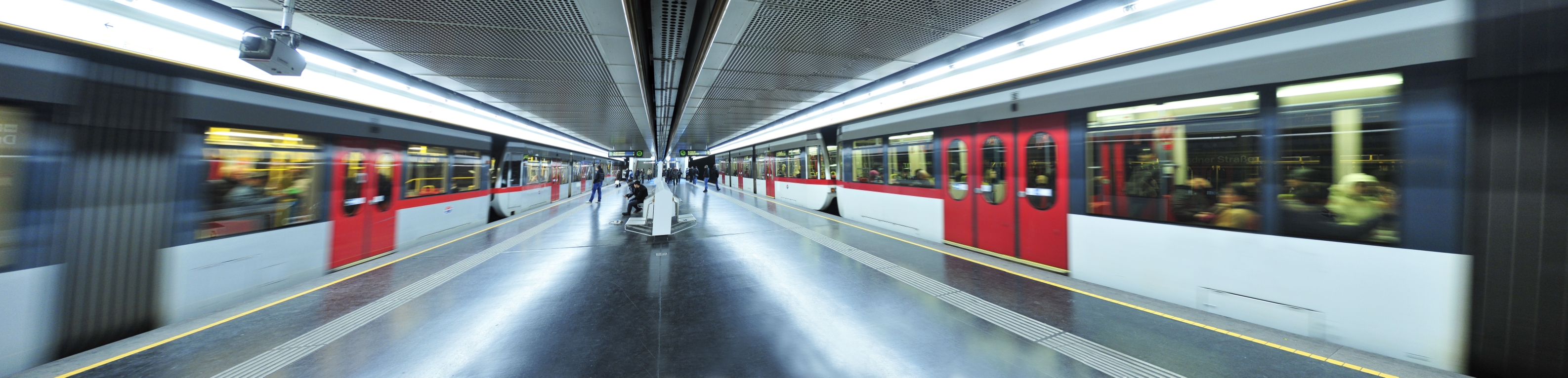 U-Bahn Zug der Linie U6 in der Station Dresdner Straße.