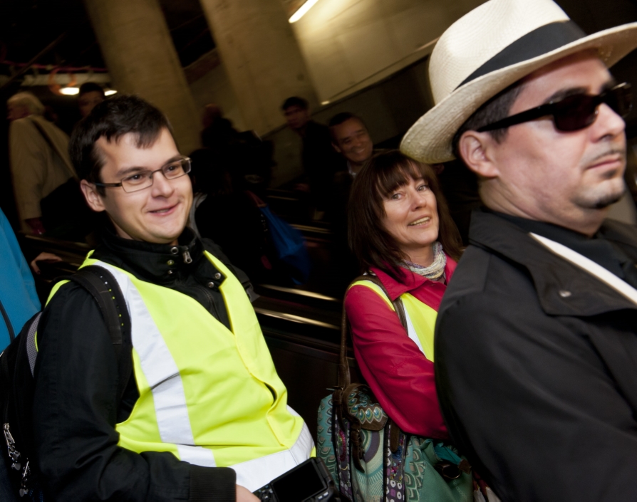 Mister X fuehrt die Gewinner des Facebook-Gewinnspiels durch geheime Gaenge und in die alte U-Bahn-Leitstelle. Im Bild: Thomas Harbich, Claudia Purkert, Mister X. Wien, 16.10.2012