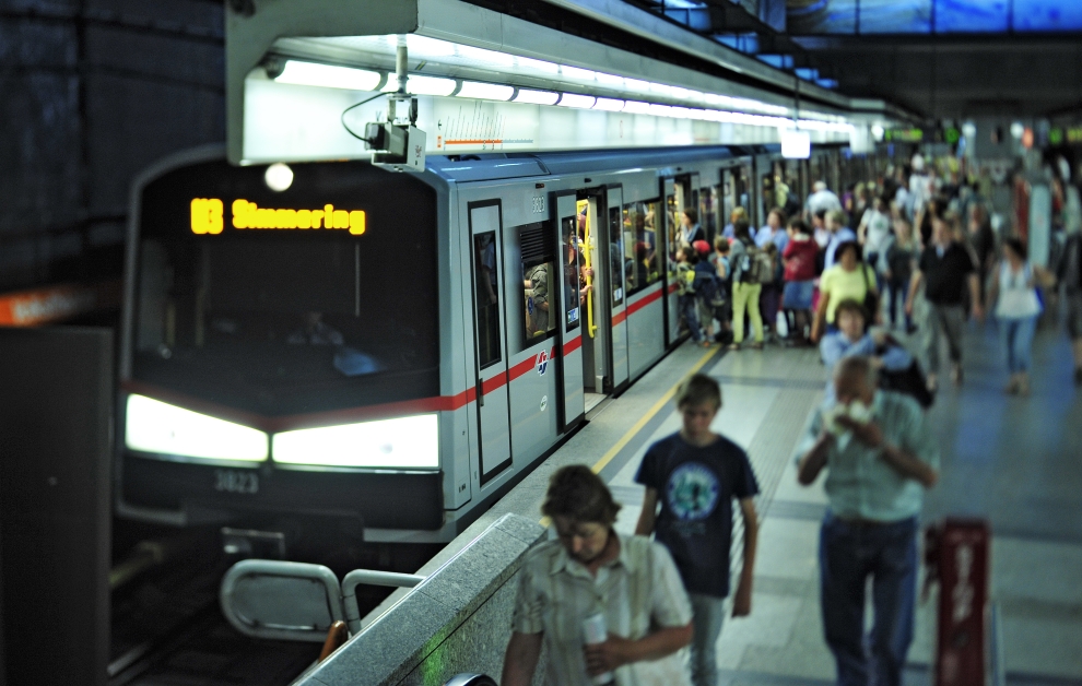 U-Bahn Zug der Linie U3 in der Station Volkstheater.