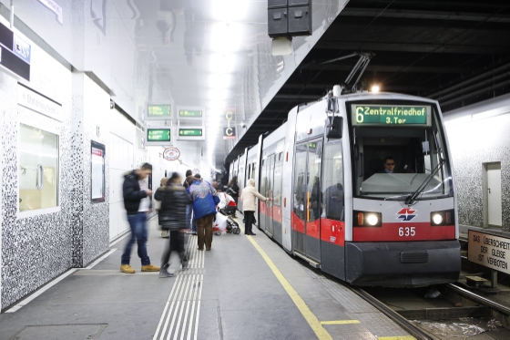 Neu sanierte Ustrab-Station Matzleinsdorfer Platz , Linie 6