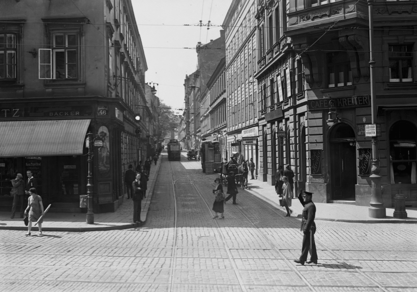 Straßenbahnzug der Tpye G und k der Linie 13 Rainergasse Favoritenstraße mit Signalanlage und Geschäftsausweiche um 1930