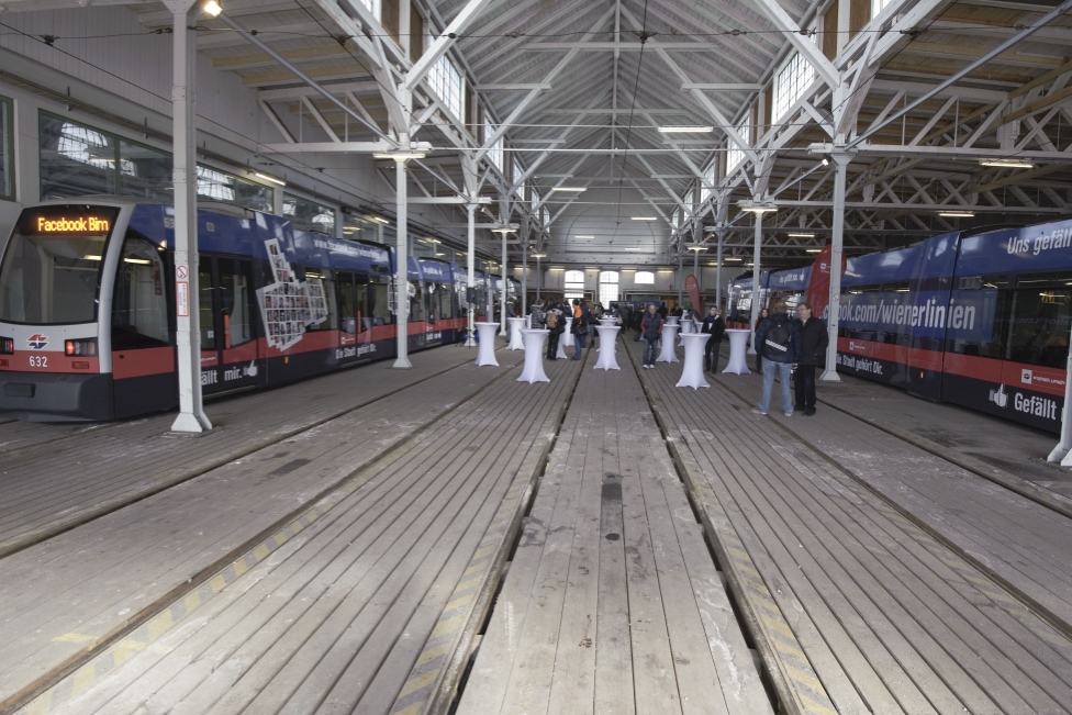 Fototermin mit den zwei Facebook-Bims und der Facebook Community am Bahnhof Favoriten.