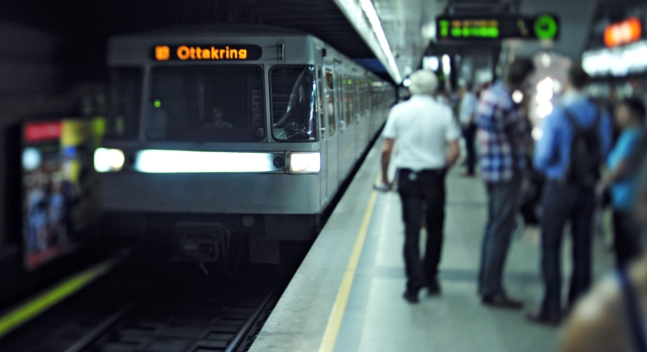 U-Bahn Zug der Linie U3 in der Station Volkstheater.