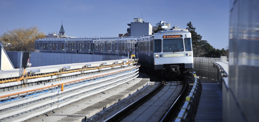 U-Bahn Zug der Linie U2 auf offener Strecke nahe der Station Donauspital.