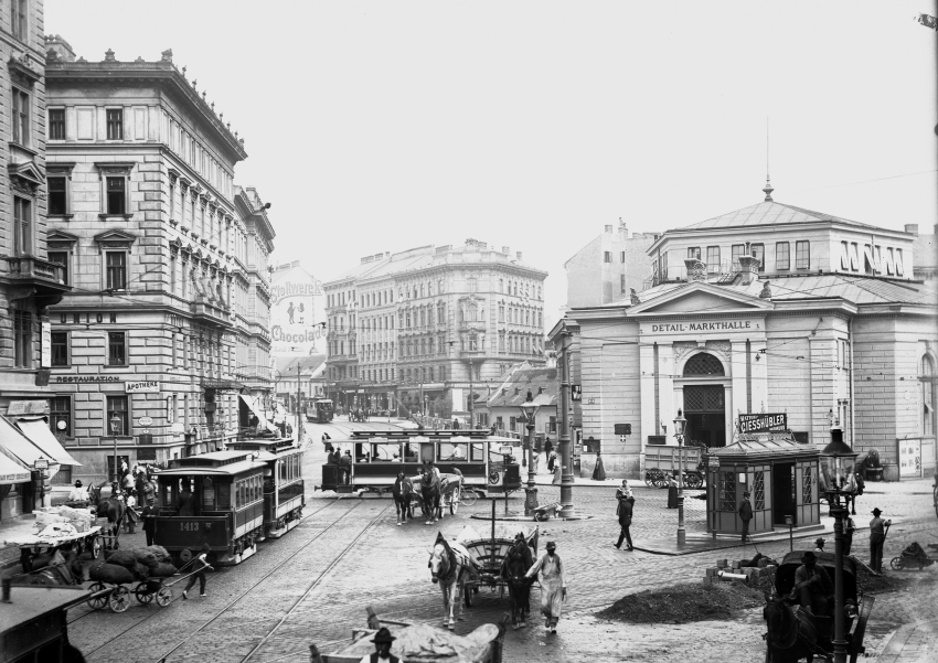 Straßenbahnzüge der Tpye G in Ursprungsausführung mit Beiwagen Type r,  bei der Markthalle Nußdorferstraße, Sechsschimmelgasse, noch mit Liniensymbolen um 1906