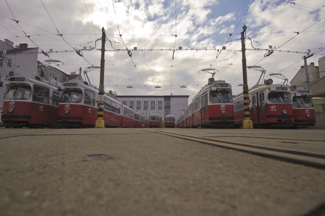 Straßenbahnen im Bahnhof Favoriten.