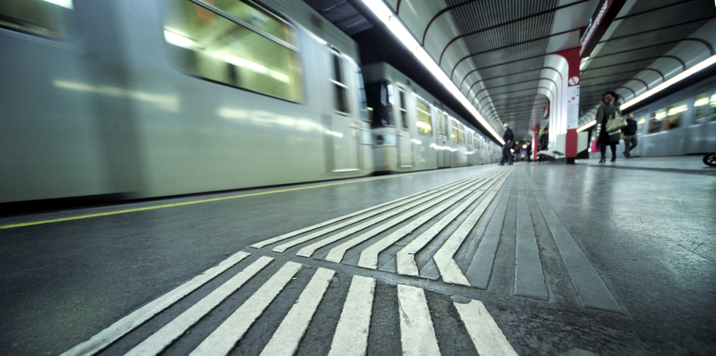 Taktiles Leitsystem, Blindenleitsystem am Bahnsteig der Station Taubstummengasse der Linie U1.