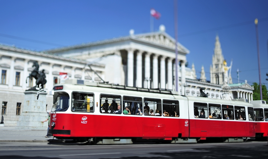 Straßenbahn der Linie D auf der Ringstraße vor dem Parlament.