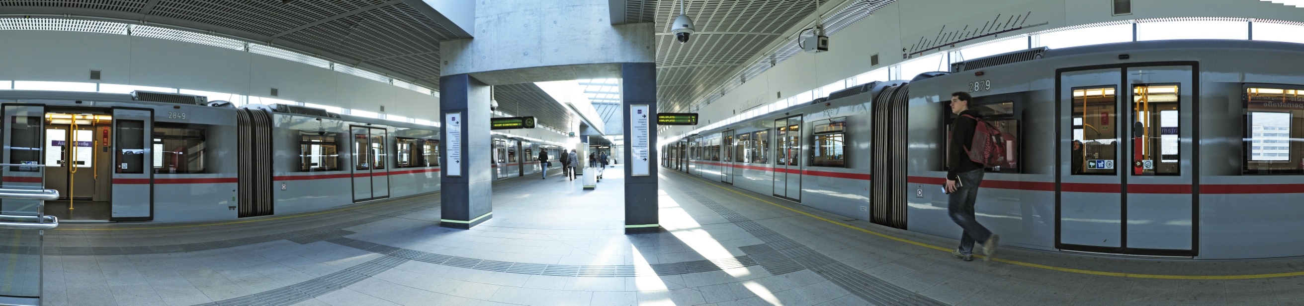 V-Zug in der Station Aspernstraße.