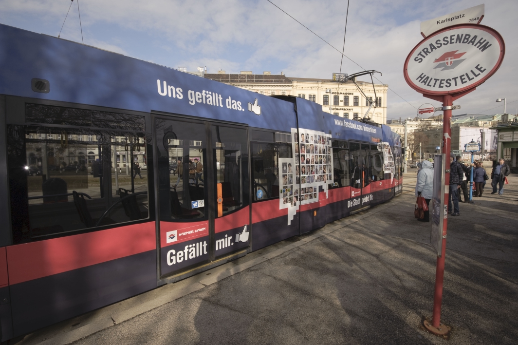 Fototermin mit den zwei Facebook-Bims und der Facebook Community am Bahnhof Favoriten.