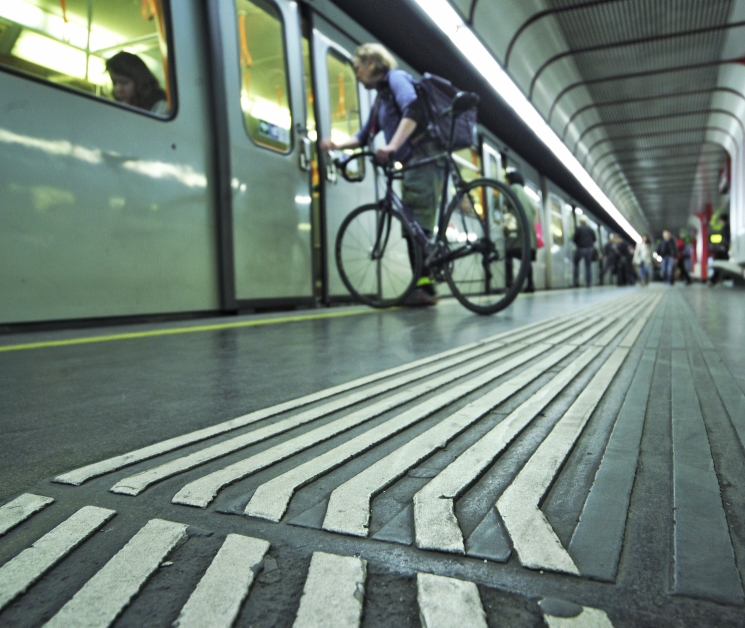 Taktiles Leitsystem, Blindenleitsystem am Bahnsteig der Station Taubstummengasse der Linie U1.