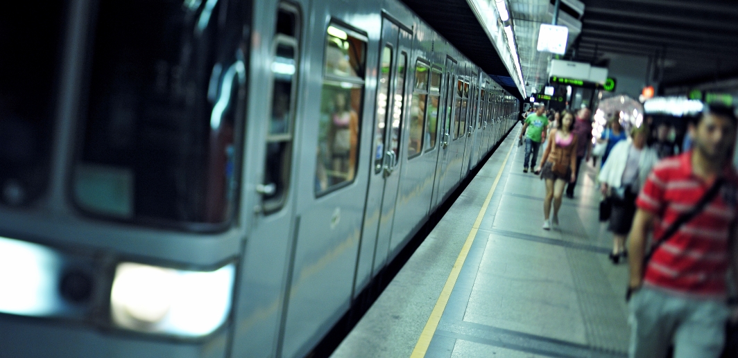 U-Bahn Zug der Linie U3 in der Station Volkstheater.