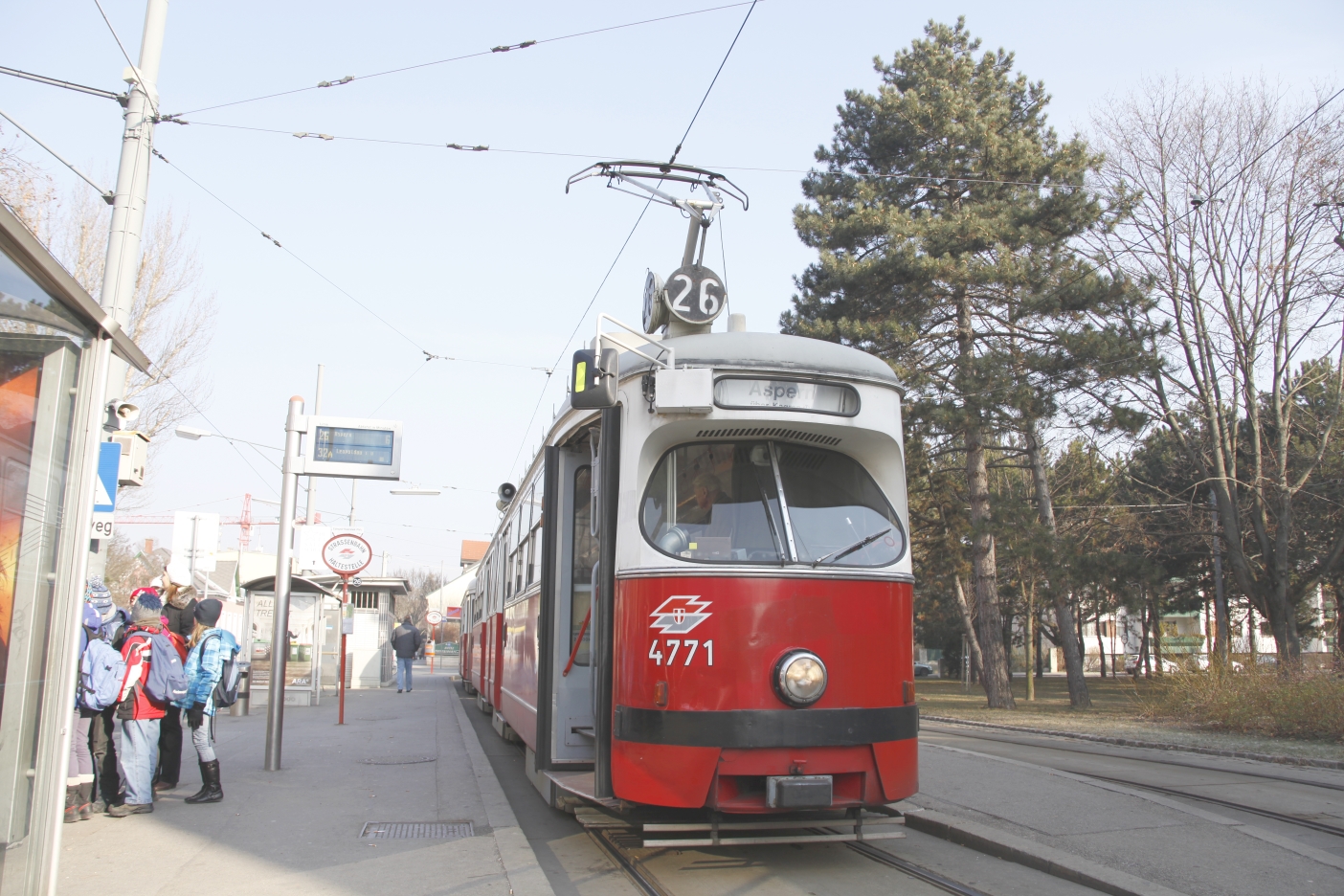 Linie 26 mit Wagen der Type E1-c3 in Strebersdorf in der dortigen Endstelle, Februar 2012