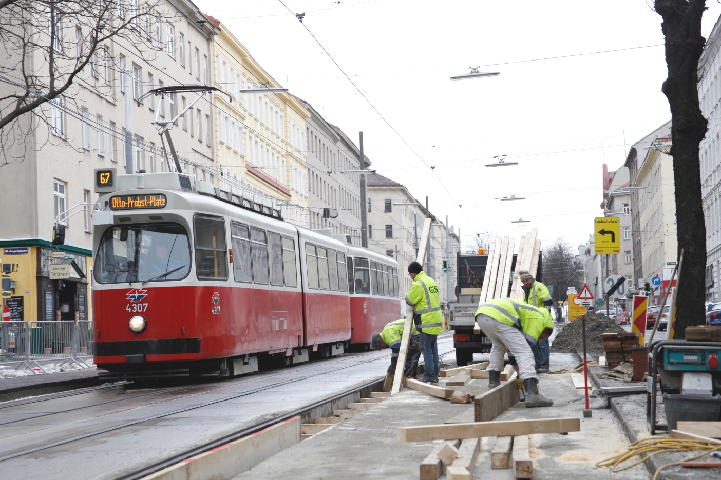 Linie 67 mit E2-c5 in der Favoritenstraße,  neue provisorische Haltestelle wird wg.U-Bahn Bau eingerichtet, mit Arbeiter