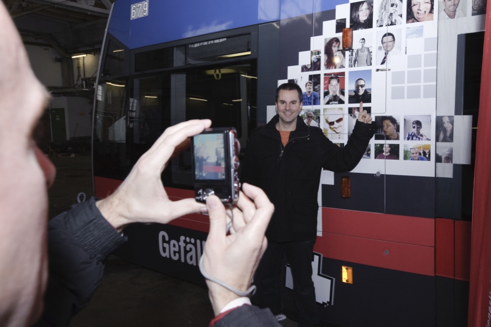 Fototermin mit den zwei Facebook-Bims und der Facebook Community am Bahnhof Favoriten.