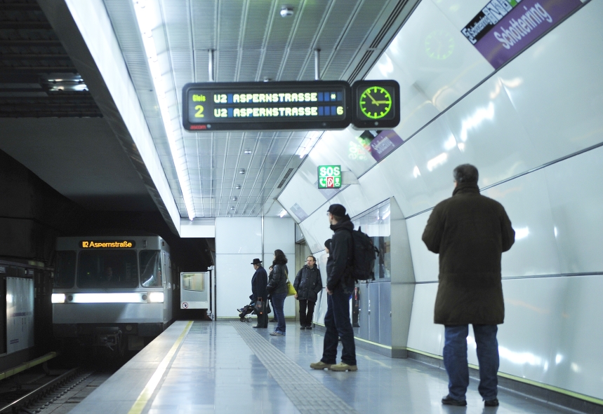 Silberpfeil der Linie U2 bei der Einfahrt in die Station Schottenring.