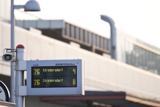 Fahrgastinfo in einer Haltestelle der Straßenbahnlinie 26