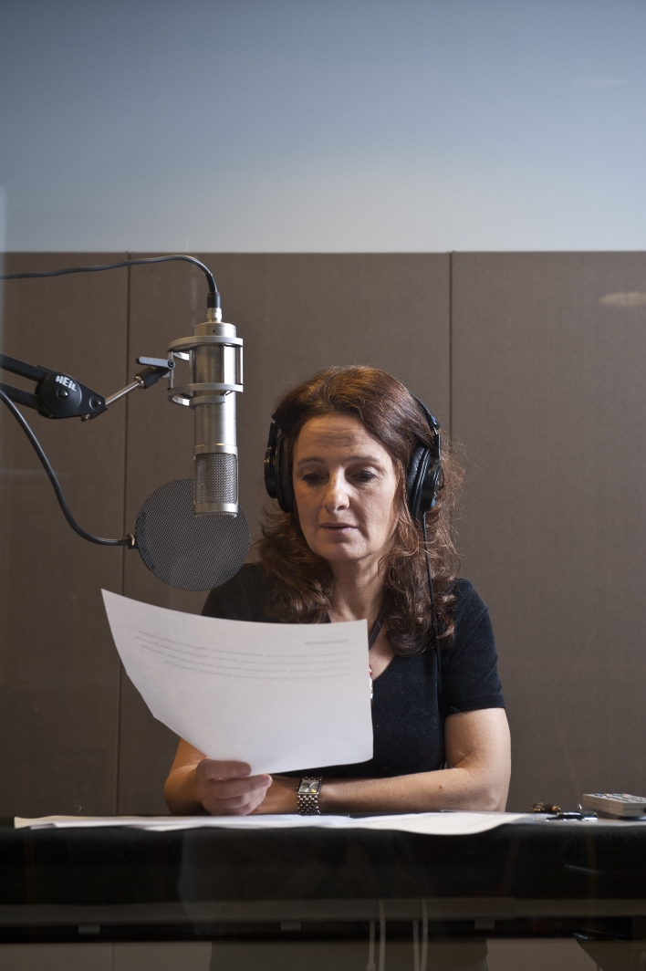 Angela Schneider, die neue Stimme der Wiener Linien, nimmt im Tonstudio die neuen Ansagen für die Wiener Linien auf.