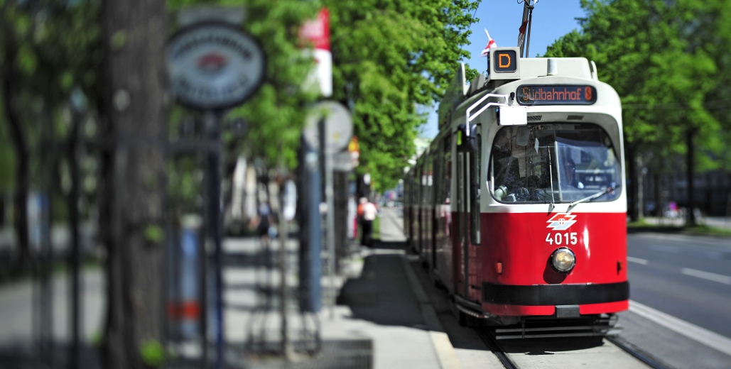 Straßenbahn der Linie D auf der Ringstraße.