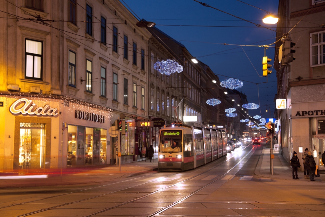 Linie 40 mit Type B1 Ulf, Währingerstraße mit Weihnachtsbeleuchtung, Dezember 2012