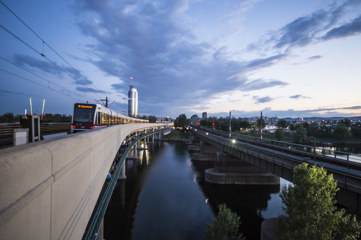 22.06.2012, Wien: Heute hat das alljaehrliche Donauinselfest begonnen. Die Wiener Linien sorgen mit 500 zusaetzlichen MitarbeiterInnen fuer einen Reibungslosen Ablauf.