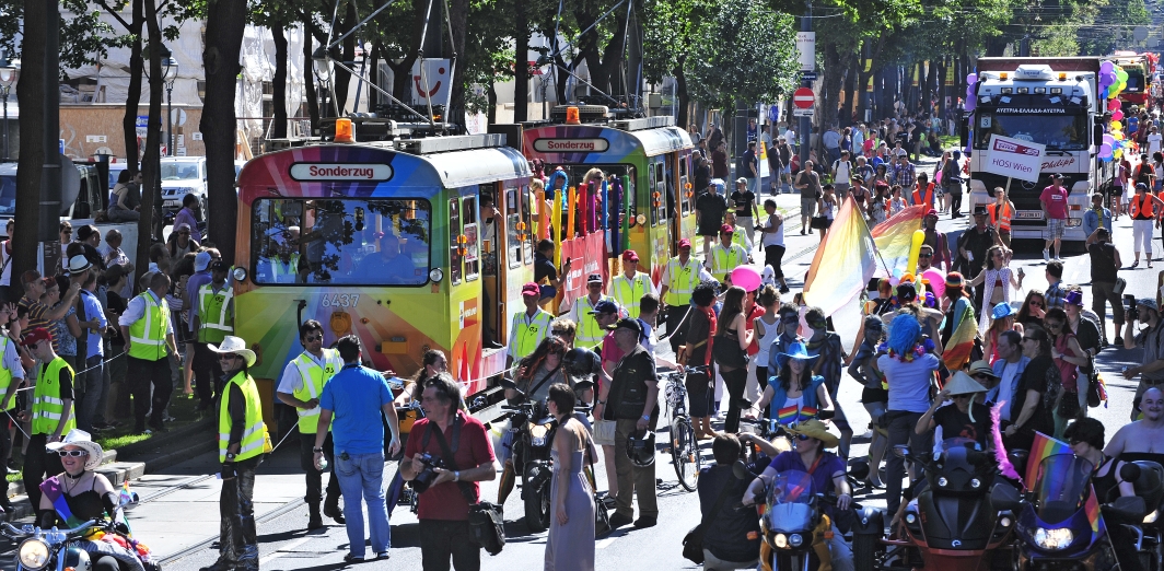 Zwei Sonderzüge der Wiener Linien führen die diesjährige Regenbogenparade über die Wiener Ringstraße an.