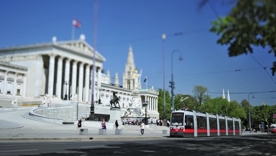 Straßenbahn der Linie D auf der Ringstraße vor dem Parlament.