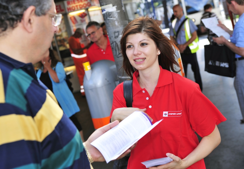 Rund um die Modernisierung der U1 betreut das Kundendienst-Team der Wiener Linien die Fahrgäste der Ersatzlinien 66.