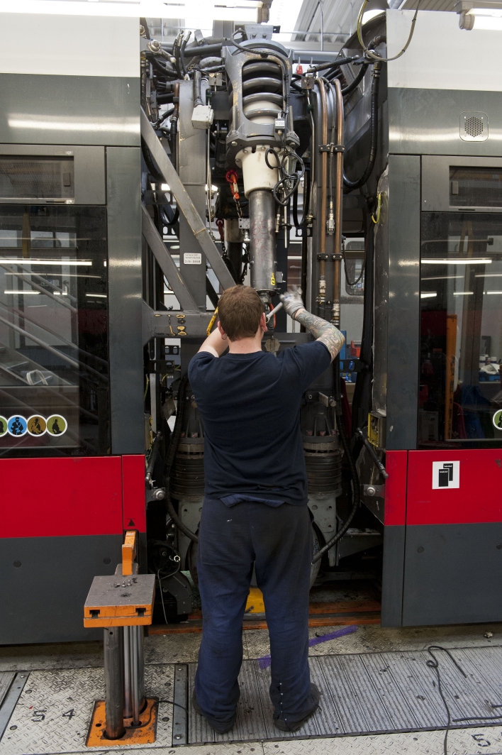 Arbeiter in der Hauptwerkstätte der Wiener Linien in Simmering