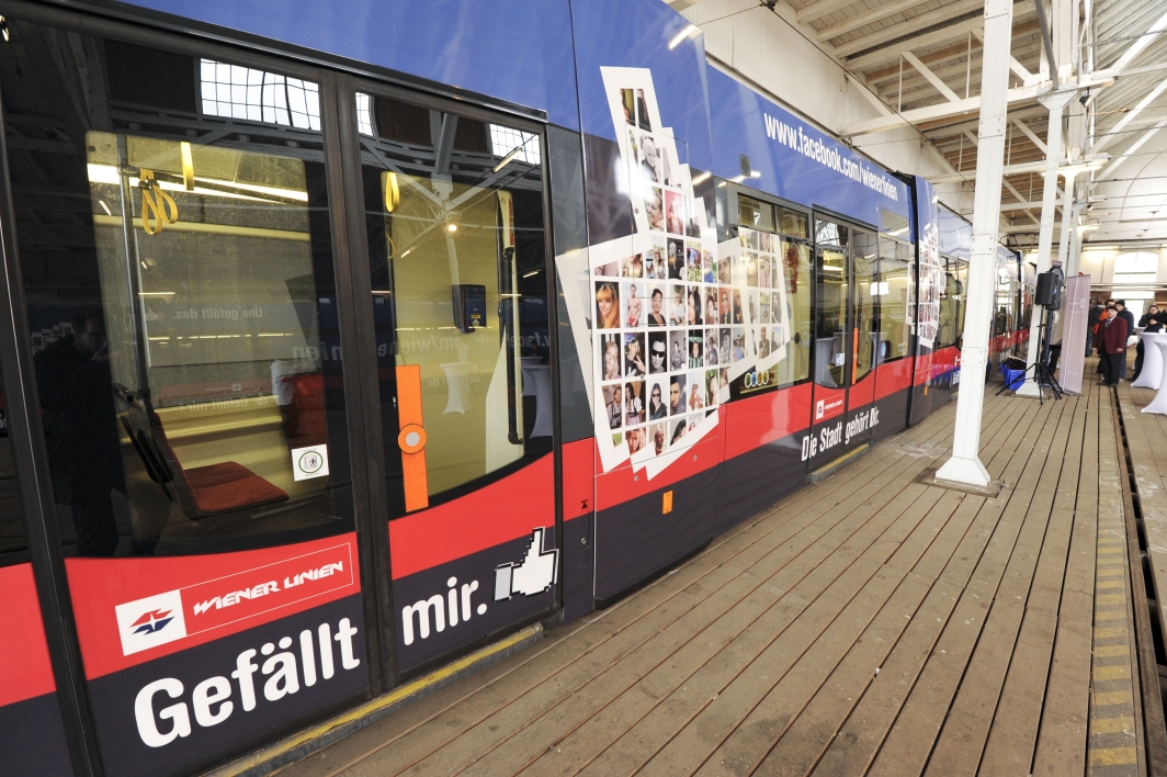 Fototermin mit den zwei Facebook-Bims und der Facebook Community am Bahnhof Favoriten.