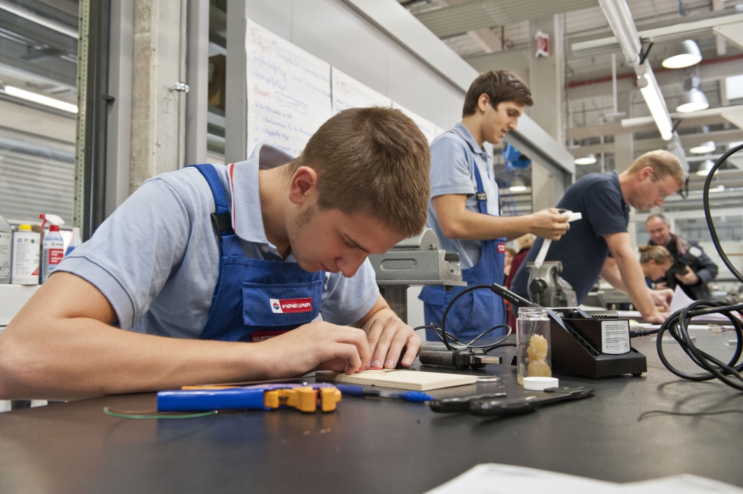 Lehrlinge bei der Ausbildung in der neu eröffneten Lehrlingswerkstätte in der Hauptwerkstätte Simmering