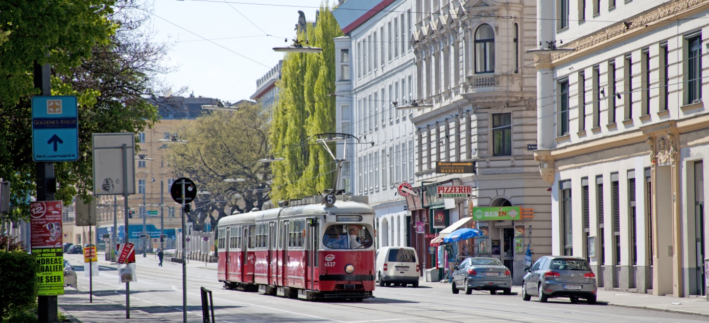 Linie 5 Bereich Spitalgasse  mit Zug der Type E1-c3  Frühling 2012