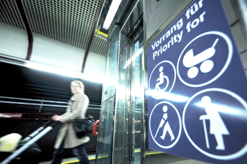 Station Taubstummengasse der Linie U1, Hinweisschild am Lift.