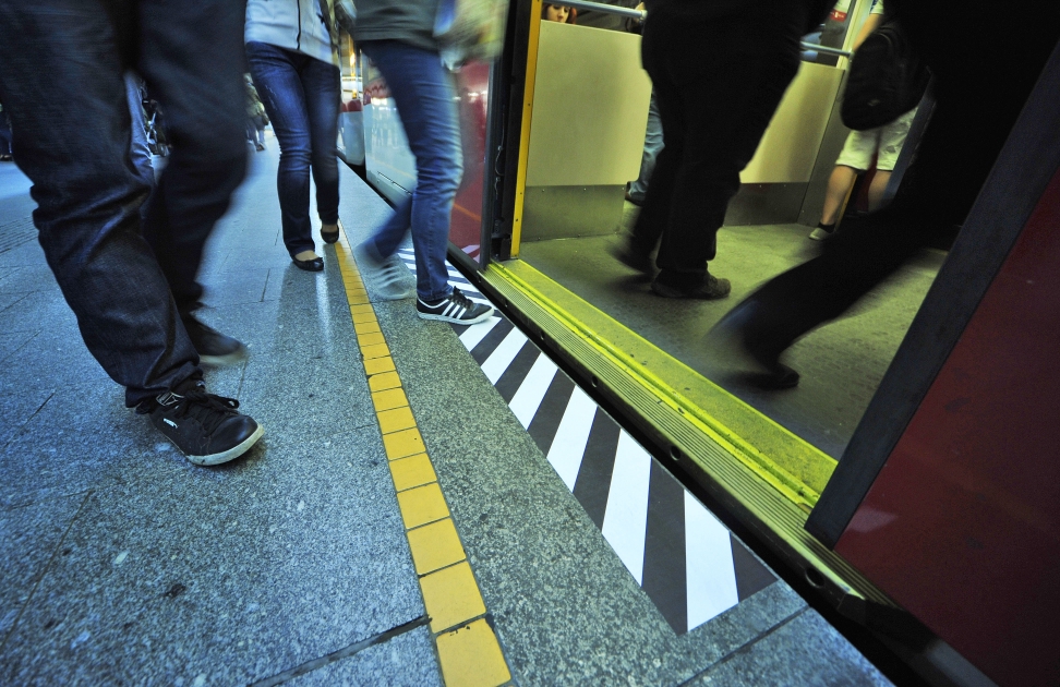 Die neuen Markierungen im Türbereich in der Station Westbahnhof der U6 erleichtern und beschleunigen das Aus- und Einsteigen.