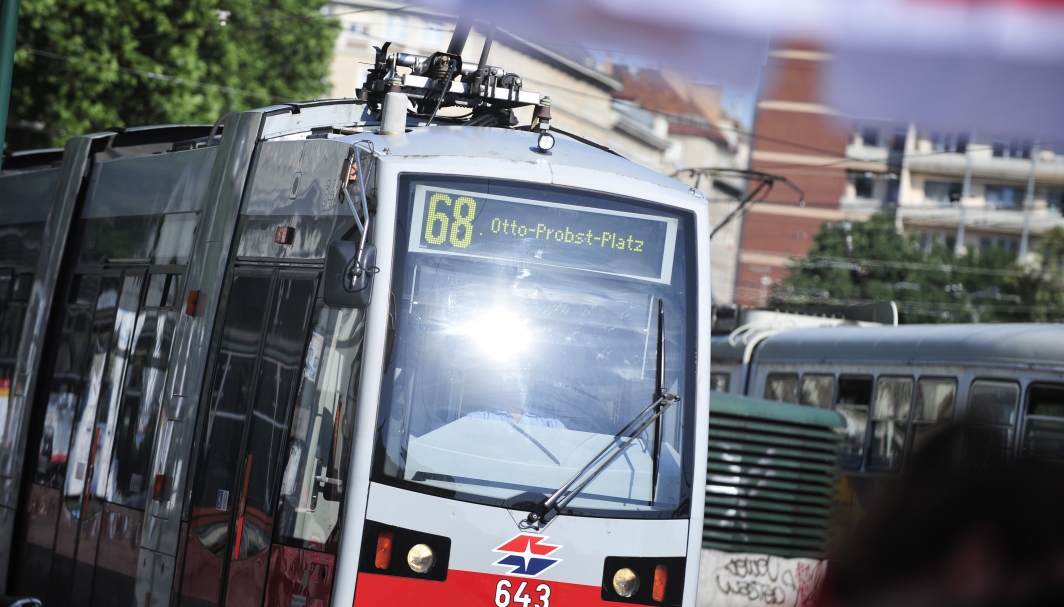 Rund um die Modernisierung der U1 betreut das Kundendienst-Team der Wiener Linien zwischen 2. Juli bis 15. Juli einen Info-Bus am Schwedenplatz. Durch persönliche Information vor Ort und Infofoldern und –material zum Mitnehmen soll der Informationsbedarf von Fahrgästen (insbesondere von aus dem Urlaub heimkehrenden Wienern) gedeckt werden.