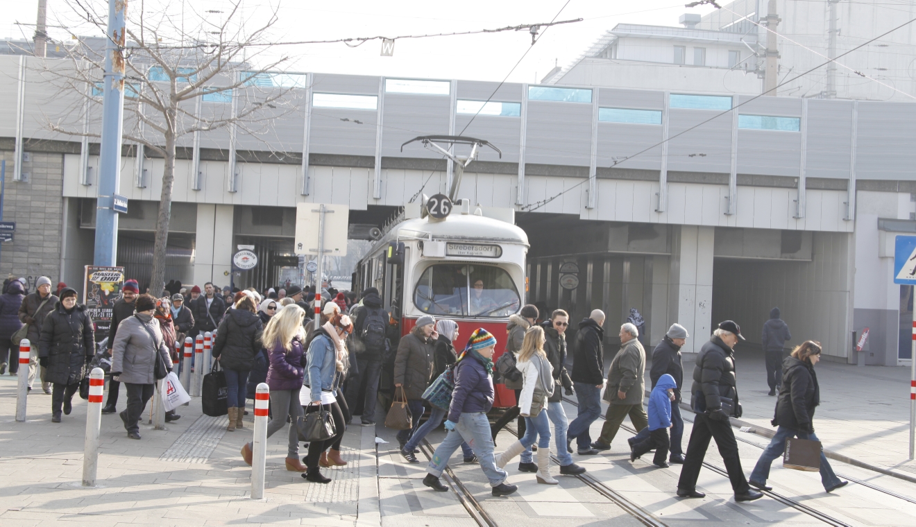 Linie 26 mit Zug E1-c4 in Floridsdorf bei regen Fahrgastwechsel,Februar 2012