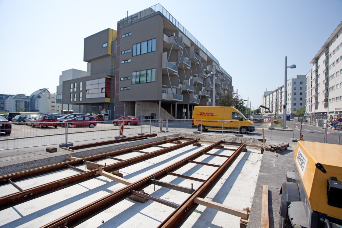 Bauarbeiten Verbindungsstrecke Tokiostraße in Kagran, Erste Schienen liegen, Juni 2012