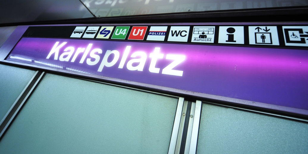 Stationsbezeichnung am Bahnsteig der Station Karlsplatz.