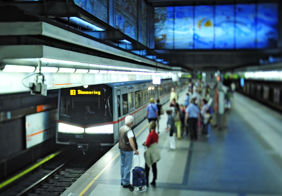 U-Bahn Zug der Linie U3 in der Station Volkstheater.