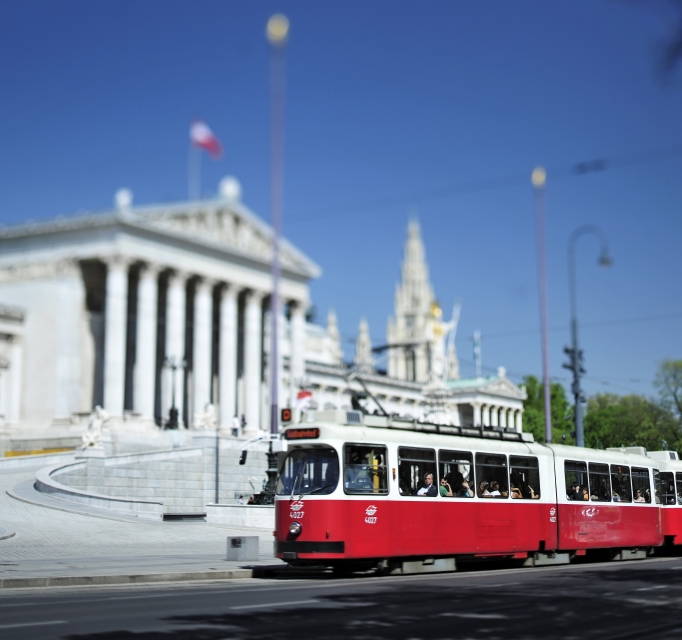 Straßenbahn der Linie D auf der Ringstraße vor dem Parlament.