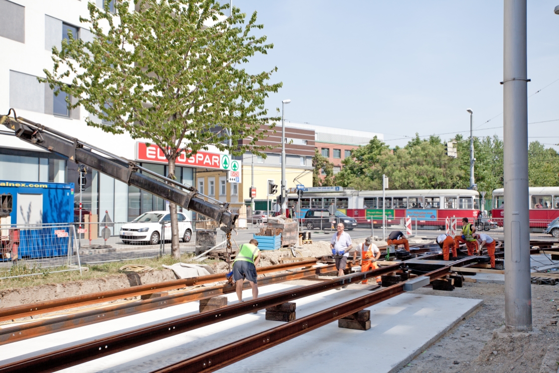 Bauarbeiten Verbindungsstrecke Tokiostraße in Kagran, Erste Schienen werden verlegt, Juni 2012