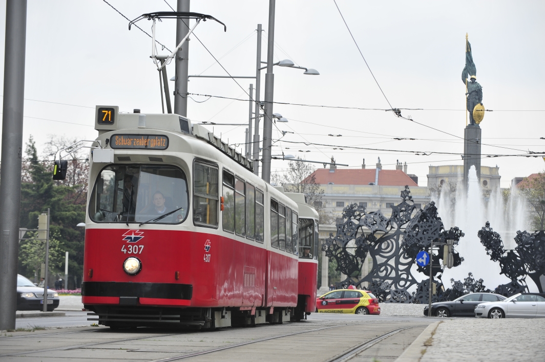 Straßenbahn der Linie 71 im Bereich Schwarzenbergplatz.